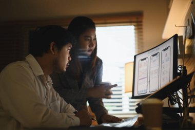Başvuru geliştiricileri takımı yaratıcı ofiste yeni bir web sitesi üzerinde çalışıyor.