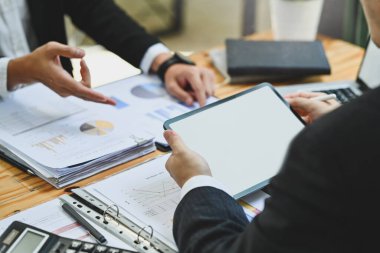 Başarılı iş adamları yeni iş projesini tartışıyor ve ofiste pazarlama stratejisi planlıyor.