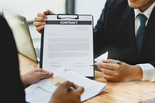 Agente Inmobiliario Trabajador Bancario Que Muestre Contrato Para Cliente Firma — Foto de Stock