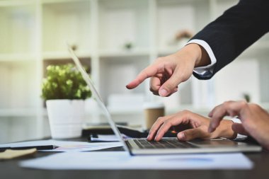 İşadamı, dizüstü bilgisayarla iş arkadaşıyla proje stratejisini tartışıyor..