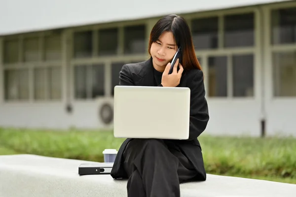 Νεαρή Γυναίκα Επιχειρηματίας Μιλάμε Στο Κινητό Τηλέφωνο Και Χρήση Laptop — Φωτογραφία Αρχείου