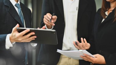 İş adamları başlangıç fikirlerini paylaşıyor ve ofiste yeni yenilikleri tartışıyorlar.