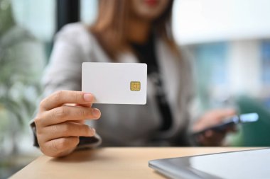 Kredi kartı tutan kadınlara odaklanın. İnsanlar, nakit işlemler, alışveriş ve finans.