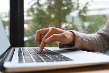 Laptop klavyesinde yazı yazan genç iş kadınının bilgi arama ya da tarama.
