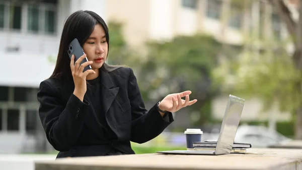Πορτρέτο Της Ασιάτισσας Επιχειρηματία Που Μιλάει Στο Κινητό Τηλέφωνο Και — Φωτογραφία Αρχείου