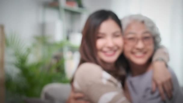 Fröhliche Junge Asiatin Kuschelt Glückliche Reife Mutter Internationaler Umarmungstag — Stockvideo