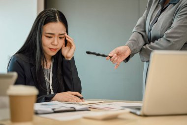 İş kadınlarının, işlerinden şikayet eden amirleri tarafından azarlanması beni üzdü..