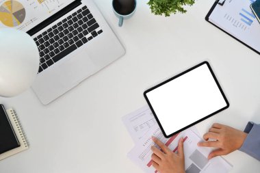 Dijital tablet kullanan ve masadaki istatistik raporunu hazırlayan iş kadınlarının genel görünümü.