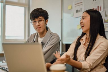 Mali yatırım analist ekibi, ortak çalışma alanında pazarlama verileriyle çalışıyor