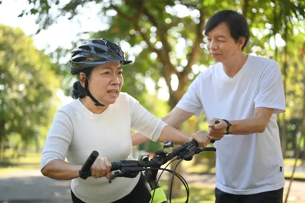 Halka Açık Parkta Bisiklete Binen Aktif Yaşlı Çift Fotoğrafı Sağlıklı — Stok fotoğraf