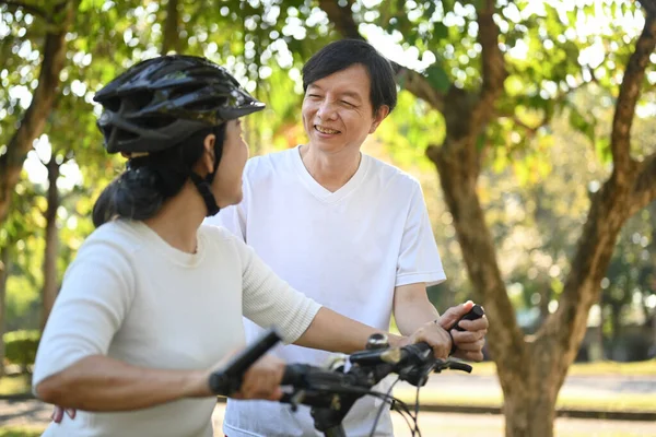 Mutlu Son Sınıf Çifti Yaz Parkında Bisiklet Sürmekten Hoşlanıyor Emeklilik — Stok fotoğraf