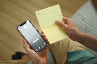 Bankacılık uygulamalı cep telefonundaki banka hesabından tanınamaz hale geldi. Teknoloji ve finans kavramı