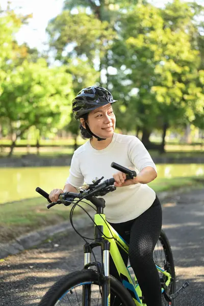 Güneşli Bir Yaz Gününde Parkta Bisiklet Süren Kasklı Mutlu Emekli — Stok fotoğraf