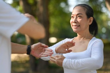 Doğada geleneksel Tai Chi Chuan pratiği yapan güzel bir son sınıf öğrencisi. Sağlıklı yaşam tarzı kavramı