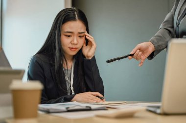 Asyalı kadın çalışanın işten şikayet eden amirinden azar işitmesi.