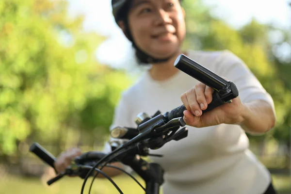 Parkta Bisiklet Süren Kasklı Mutlu Son Sınıf Kadını Sağlıklı Yaşam — Stok fotoğraf