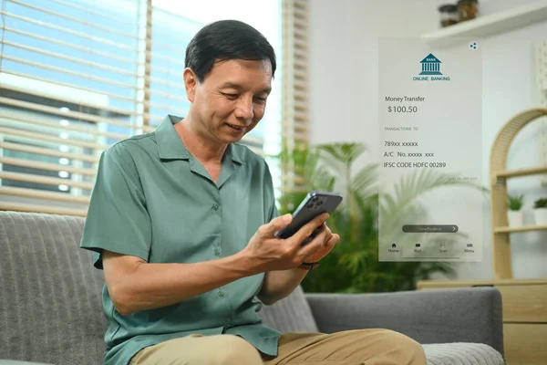 Ικανοποιημένος Ηλικιωμένος Που Χρησιμοποιεί Έξυπνο Τηλέφωνο Για Την Ηλεκτρονική Τραπεζική — Φωτογραφία Αρχείου