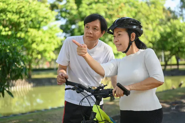 Güzel Son Sınıf Çifti Parkta Bisikletle Yürüyüş Yapıyor Emeklilik Sağlık — Stok fotoğraf