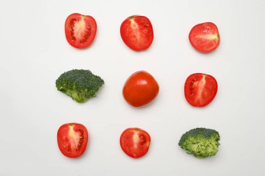 Beyaz arka planda dilimlenmiş domates ve brokoli. Düzlük, üst görünüm ve sağlıklı gıda konsepti.