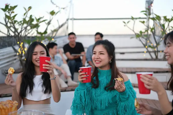 Весела Молодь Весело Спілкується Вечірці Даху — стокове фото