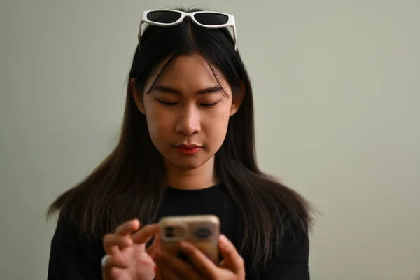 Νεαρή Hipster Γυναίκα Γυαλιά Ηλίου Στο Κεφάλι Της Δικτύωσης Και — Φωτογραφία Αρχείου