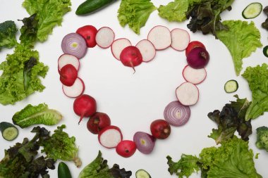 Kalp şeklinde kopyalama alanı olan çeşitli taze organik sebzeler. Düzlük, üst görünüm ve sağlıklı gıda konsepti.