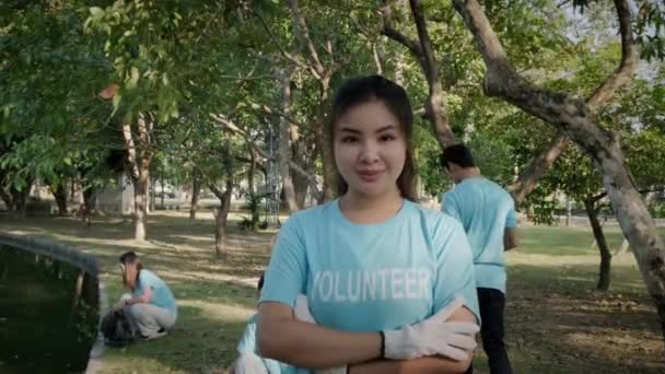 Mujer Asiática Joven Con Camisa Voluntaria Pie Con Los Brazos — Vídeos de Stock