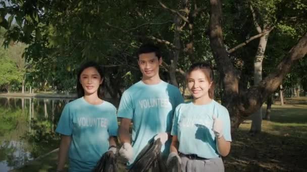 Gönüllü Tişört Giyen Mutlu Gençler Başarılı Temizlik Etkinliğini Kollarını Kaldırarak — Stok video