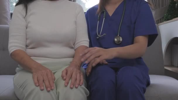 Foto Câmera Lenta Enfermeira Segurando Mão Mulher Idosa Para Esperança — Vídeo de Stock