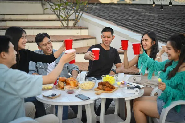 Groep Jonge Vrienden Die Plezier Hebben Lachen Bier Drinken Het — Stockfoto