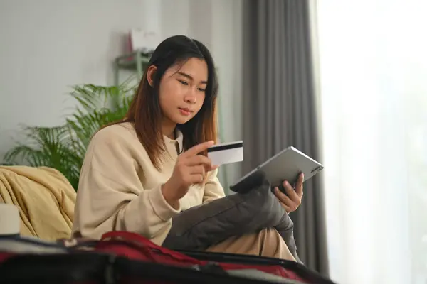 Νεαρή Γυναίκα Που Κατέχει Πιστωτική Κάρτα Και Χρησιμοποιώντας Ψηφιακή Ταμπλέτα — Φωτογραφία Αρχείου