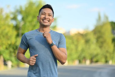 Parkta koşan çekici genç bir atletik. Spor ve sağlıklı yaşam tarzları