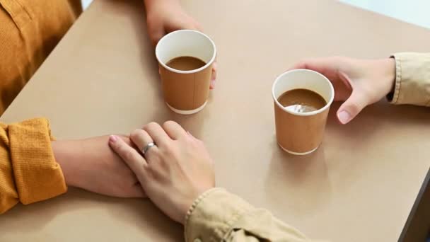 Romantyczna Para Małżeńska Trzymająca Się Ręce Kawiarni Miłość Związek Wspólnota — Wideo stockowe