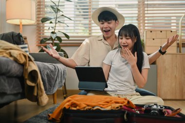 Genç çift, birlikte tatile çıkmak için bavullarını toplarken dizüstü bilgisayardaki inanılmaz habere şaşırdı..