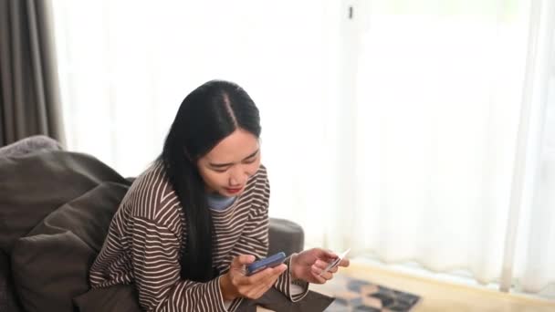 Vrolijke Jonge Vrouw Met Kredietkaart Smartphone Voor Online Winkelen Saldo — Stockvideo