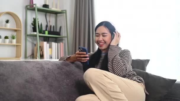 Alegre Asiático Mujer Usando Auriculares Cantando Favorito Canción — Vídeos de Stock