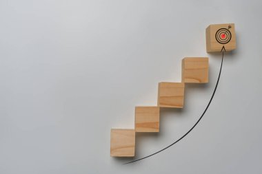 Oklu tahta küpleri ve hedef simgeleri. İş başarısı hedefleri.