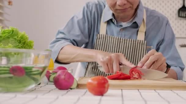 Homem Meia Idade Alegre Cortando Tomates Bordo Preparando Salada Vegan — Vídeo de Stock