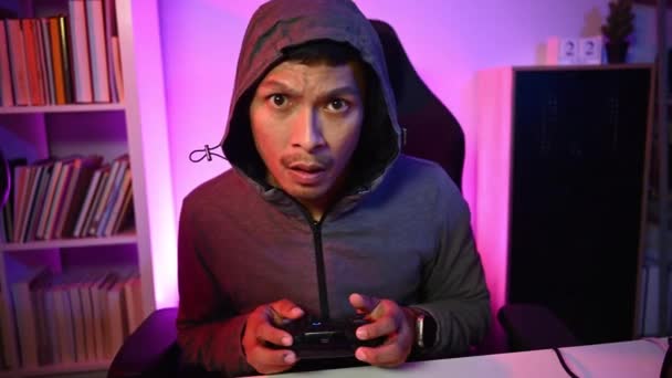 Συγκεντρωμένος Άνθρωπος Gamer Hoodie Κρατώντας Κονσόλα Joystick Γιορτάζει Νίκη Απευθείας — Αρχείο Βίντεο