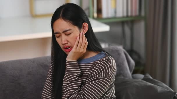 Malheureuse Femme Asiatique Touchant Joue Souffrant Maux Dents Douloureux Dents — Video