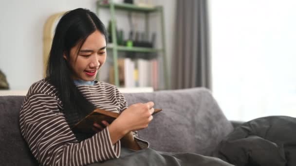 Wanita Muda Cantik Beristirahat Sofa Nyaman Dan Membaca Buku Hobbies — Stok Video