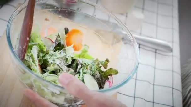 Gros Plan Vieil Homme Faisant Une Salade Fraîche Sur Table — Video