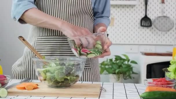 Uomo Anziano Irriconoscibile Che Prepara Insalata Con Verdure Fresche Cucina — Video Stock