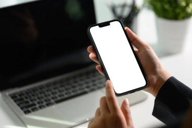 Ofisteki masadaki akıllı telefonu kullanan tanınmayan iş kadını SMS mesajınız için boş ekran.