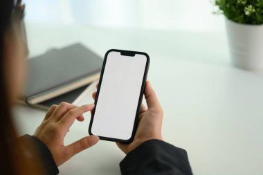 Beyaz ofis masasında cep telefonu kullanan genç bir iş kadını vuruldu..