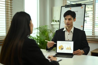 Milenyum işadamı iş arkadaşlarıyla bilgi paylaşımı ve finansal araştırma geliştirme projesini tartışıyor.