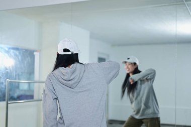 Dans stüdyosunda dans eden gülümseyen genç kadın. Hobi ve aktif yaşam tarzı konsepti.