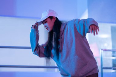 Dans stüdyosunda hip hop eğitimi veren çekici genç bir kadın. Dans, hobi, hareket ve aktif yaşam tarzı.