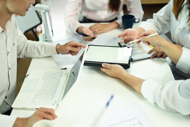 Bir grup iş adamı ofiste sürdürülebilir yenilik projesi üzerinde beyin fırtınası yapıyorlar.