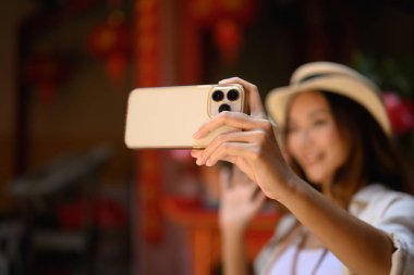 Tayland 'ın Çin Mahallesi' nde akıllı telefonla fotoğraf çeken kadınlara odaklanın..